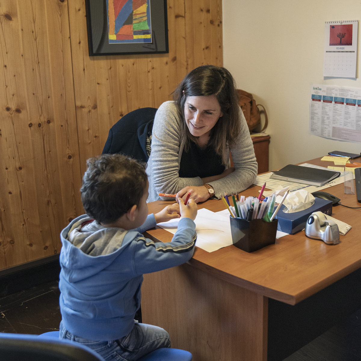 femme educatrice enfant