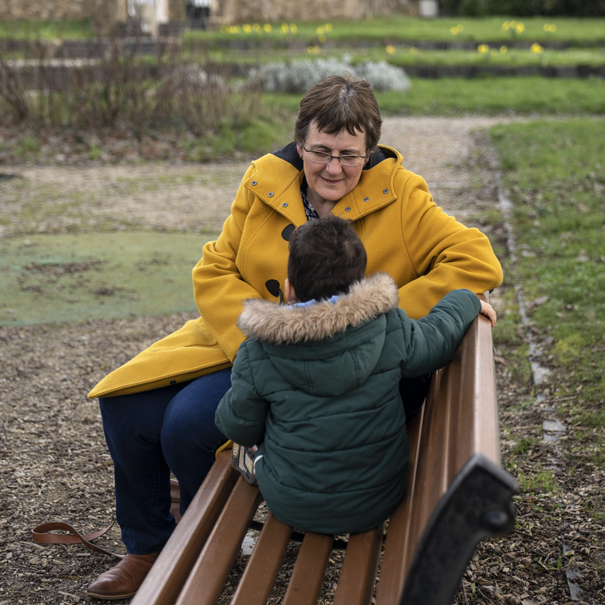 femme sur un banc avec un enfant