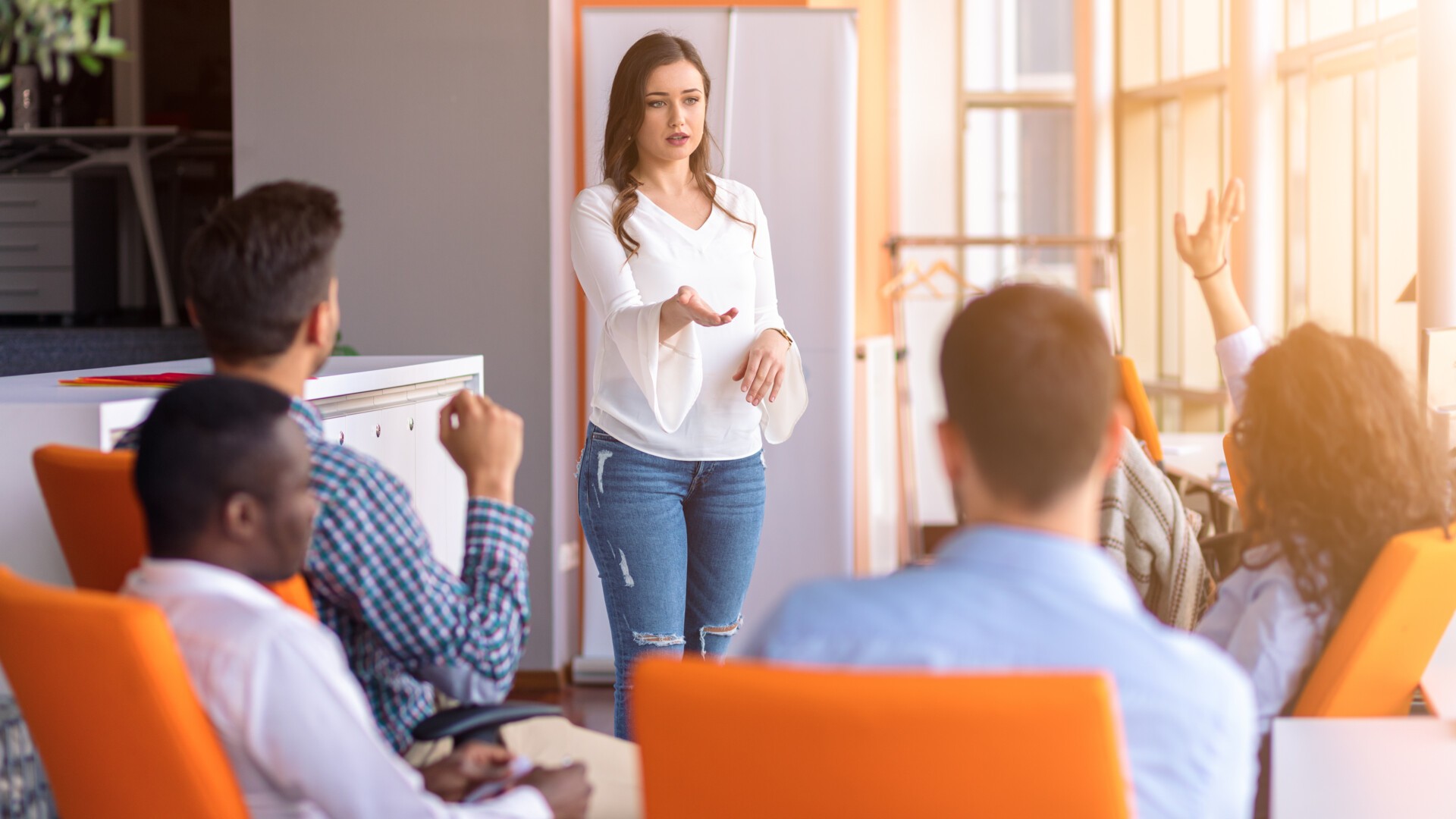 femme animant une reunion