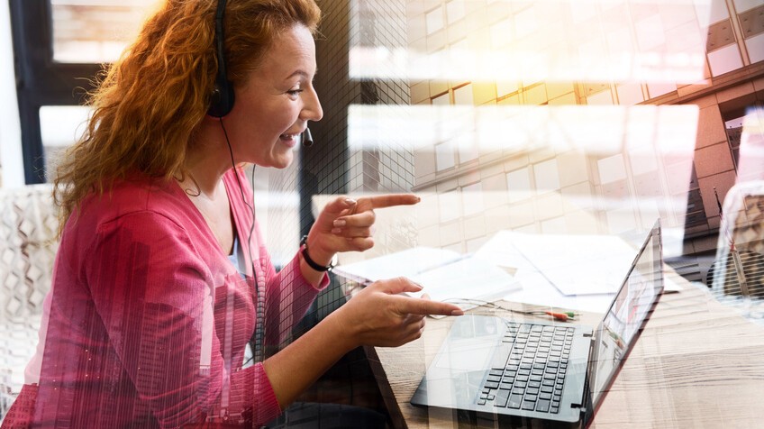 femme visio conférence ordinateur