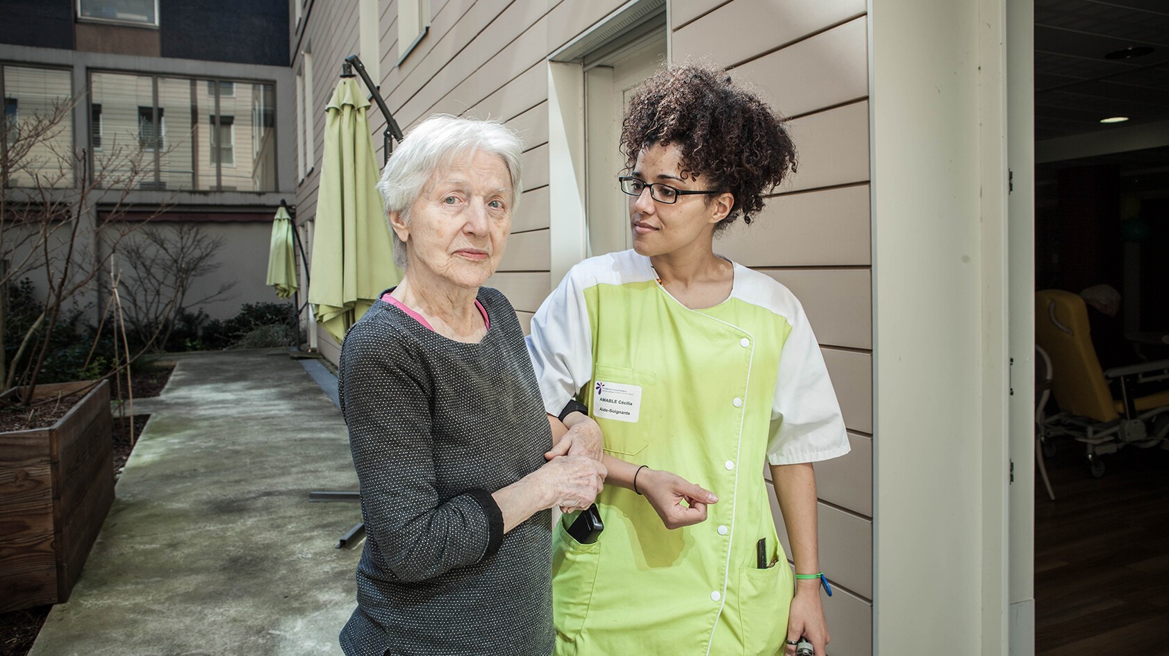 femme bras de sous senior