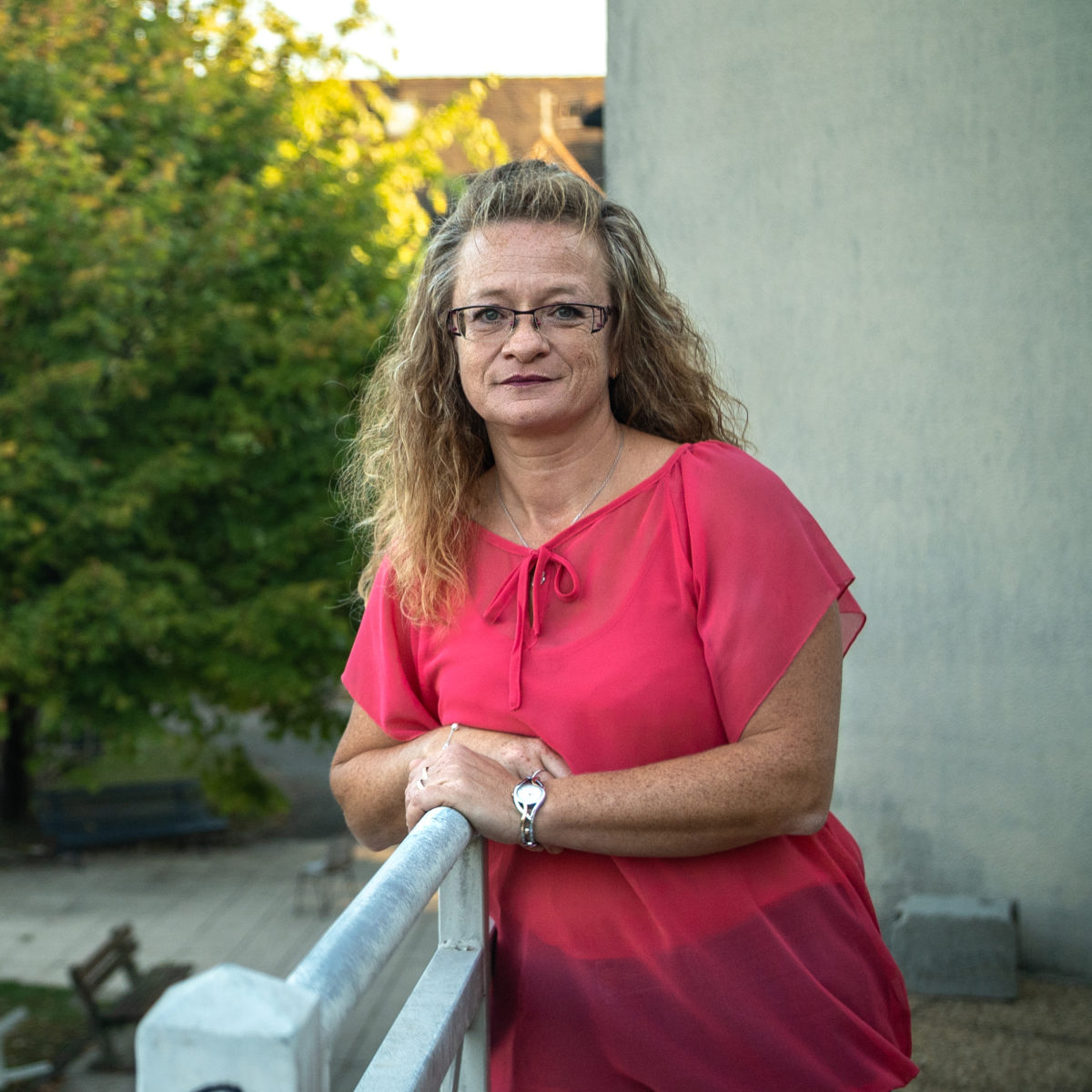 portait femme tee shirt rose