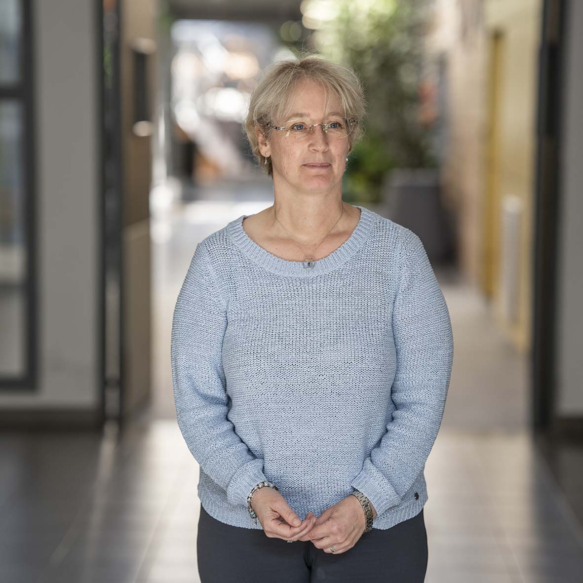 portrait femme pull bleu