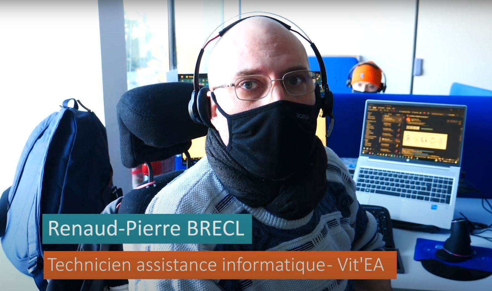 Un travailleur en assistance hotline